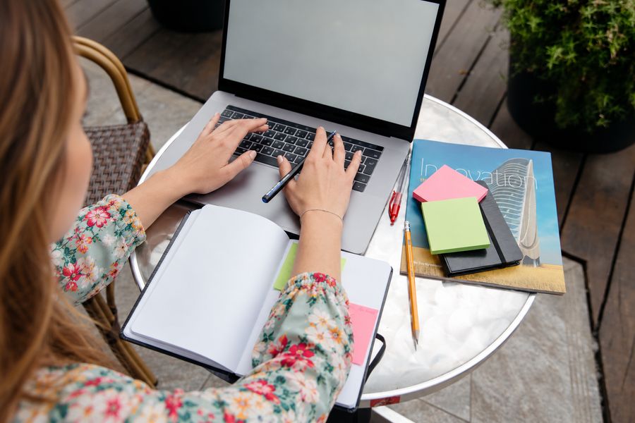 Une femme note son idée d'article sur son ordinateur